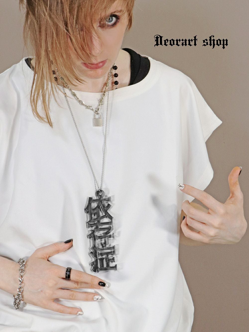 Deorart,ディオラート,アクリルネックレス,大きめ,モチーフ,ペンダント,漢字,血,依存症,病み,メンヘラ,アクセサリー,V系,ヴィジュアル系,サブカル,地雷系,大人,オカルト,ホラー,ゾンビ,メンズ,レディス,necklace,pendant,Jrock,anime,harajyuku,japan,kanji,emo,punk,rock,addiction