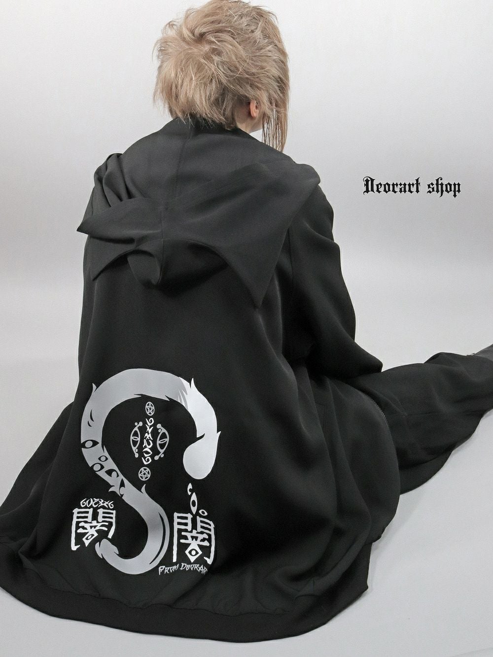 Deorart,ディオラート,地雷系,猫耳,ネコミミ,ケモミミ,パーカー,尻尾,猫柄,サイバー,サイバーパンク,妖怪,和装,ホラー,着物,振袖,闇,漢字,原宿系,ジャージ,V系,emo,punk,rock,harajyuku,メンズ,レディース,オーバーサイズ,大きいサイズ,ゴシック,モード,ファッション,服,通販