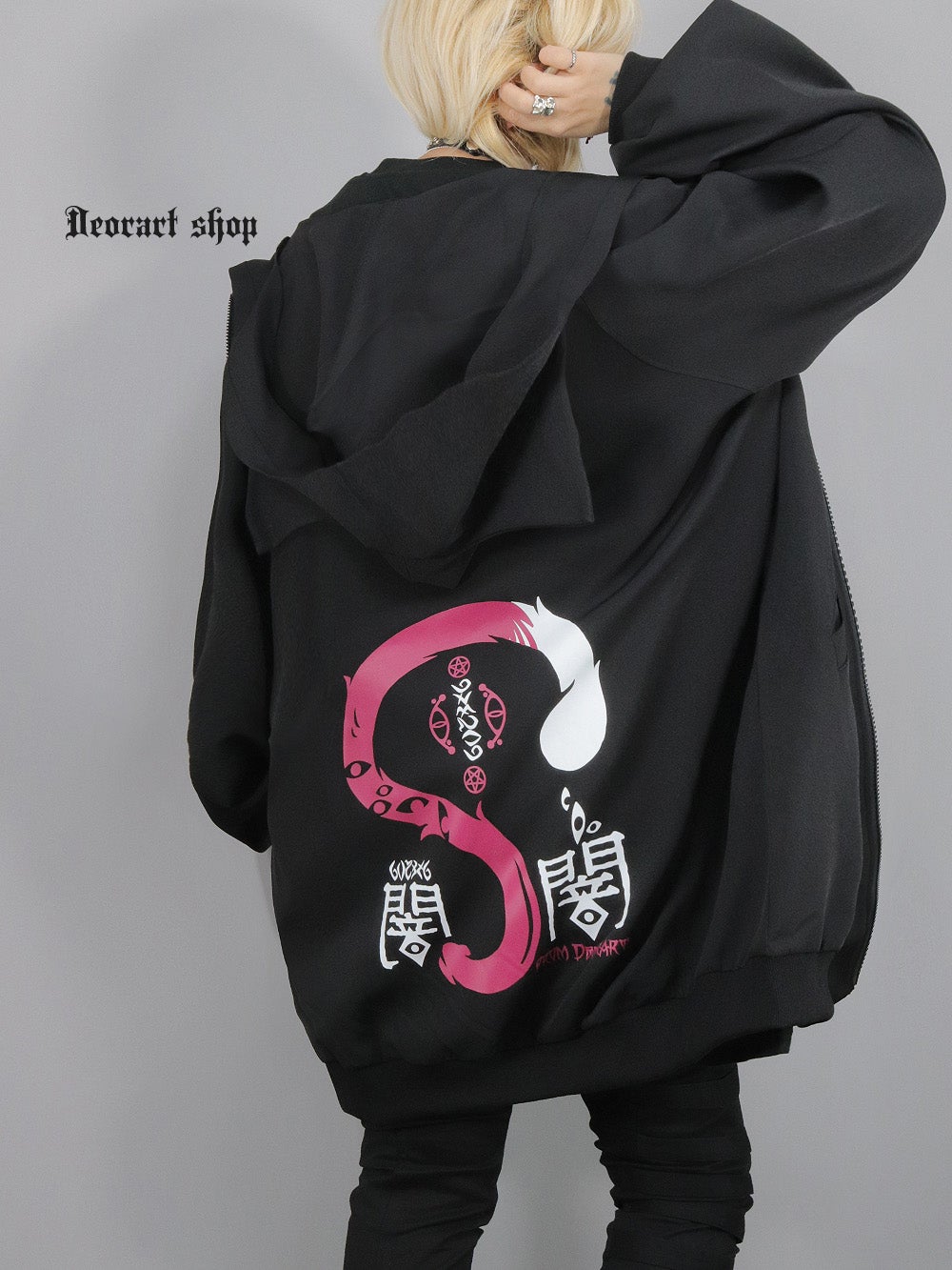 Deorart,ディオラート,地雷系,猫耳,ネコミミ,ケモミミ,パーカー,尻尾,猫柄,サイバー,サイバーパンク,妖怪,和装,ホラー,着物,振袖,闇,漢字,原宿系,ジャージ,V系,emo,punk,rock,harajyuku,メンズ,レディース,オーバーサイズ,大きいサイズ,ゴシック,モード,ファッション,服,通販