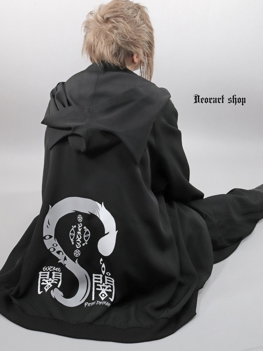 Deorart,ディオラート,地雷系,猫耳,ネコミミ,ケモミミ,パーカー,尻尾,猫柄,サイバー,サイバーパンク,妖怪,和装,ホラー,着物,振袖,闇,漢字,原宿系,ジャージ,V系,emo,punk,rock,harajyuku,メンズ,レディース,オーバーサイズ,大きいサイズ,ゴシック,モード,ファッション,服,通販
