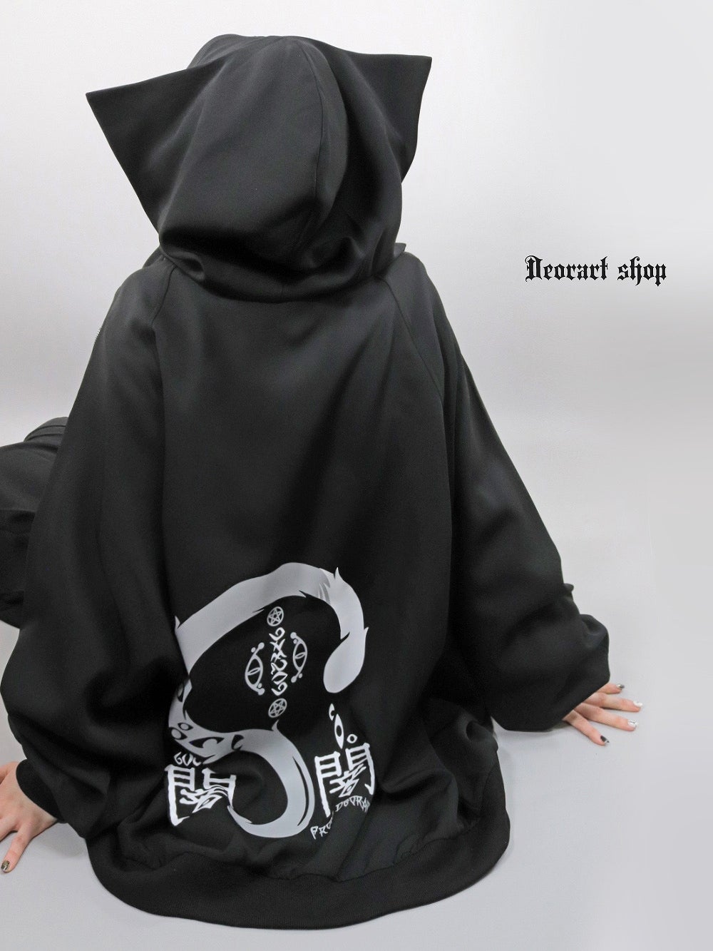 Deorart,ディオラート,地雷系,猫耳,ネコミミ,ケモミミ,パーカー,尻尾,猫柄,サイバー,サイバーパンク,妖怪,和装,ホラー,着物,振袖,闇,漢字,原宿系,ジャージ,V系,emo,punk,rock,harajyuku,メンズ,レディース,オーバーサイズ,大きいサイズ,ゴシック,モード,ファッション,服,通販